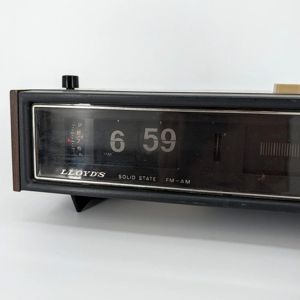 Lloyd's Vintage Flip Clock Radio AM/FM Solid State Wood Grain 1J61G-07A